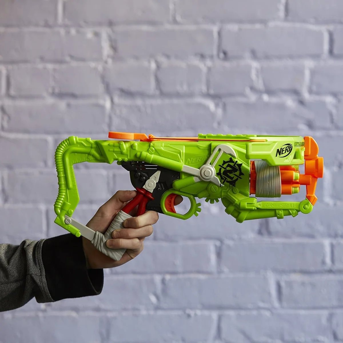 Nerf Zombie Strike Outbreaker Bow tenu en main sans ses bras d’arc