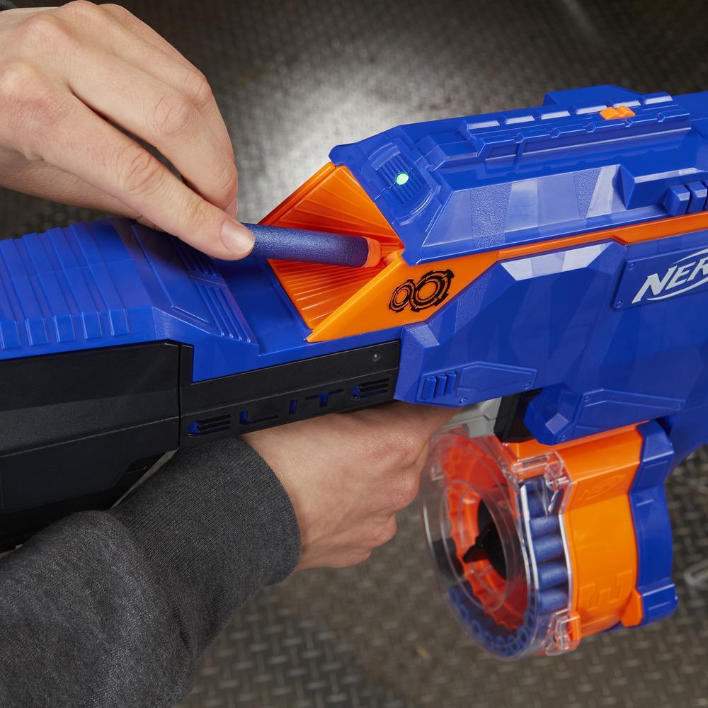 Insertion d’une fléchette dans le système Speed-Load du Nerf Elite Infinus