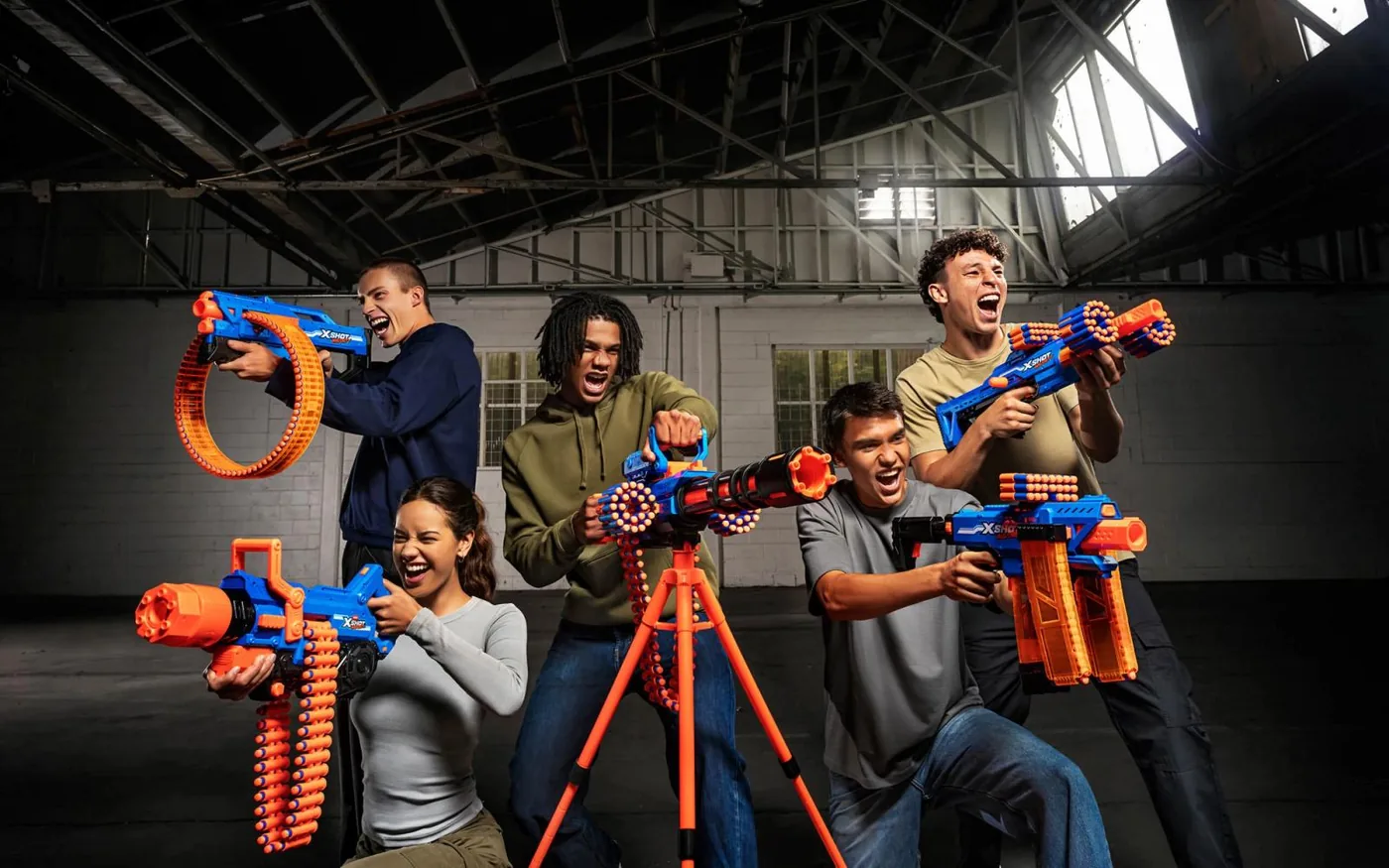 Plusieurs blasters X-Shot Insanity de ZURU réunis pour une bataille de fléchettes
