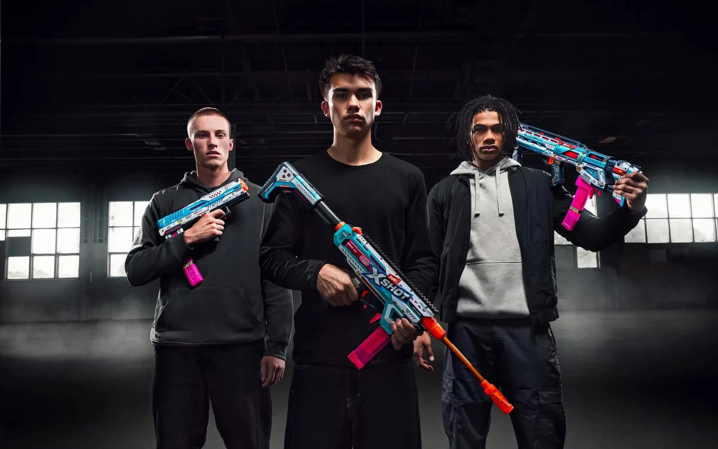 Trois joueurs présentant des blasters X-Shot Pro Series de ZURU